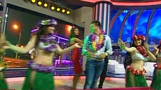 VIDEO Asa tata, asa fiu! Raducu Mazare a invatat sa danseze hula de la cateva dansatoare hawaiiene super sexy!