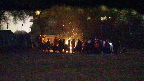 Plaja din Mamaia, in flacari! Zeci de turisti au cantat si au dansat pana dimineata, in jurul unui imens foc de tabara