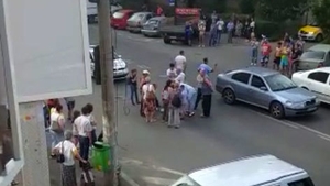 Accident grav în Crângaşi. Tânără inconştientă după ce a fost lovită de o maşină