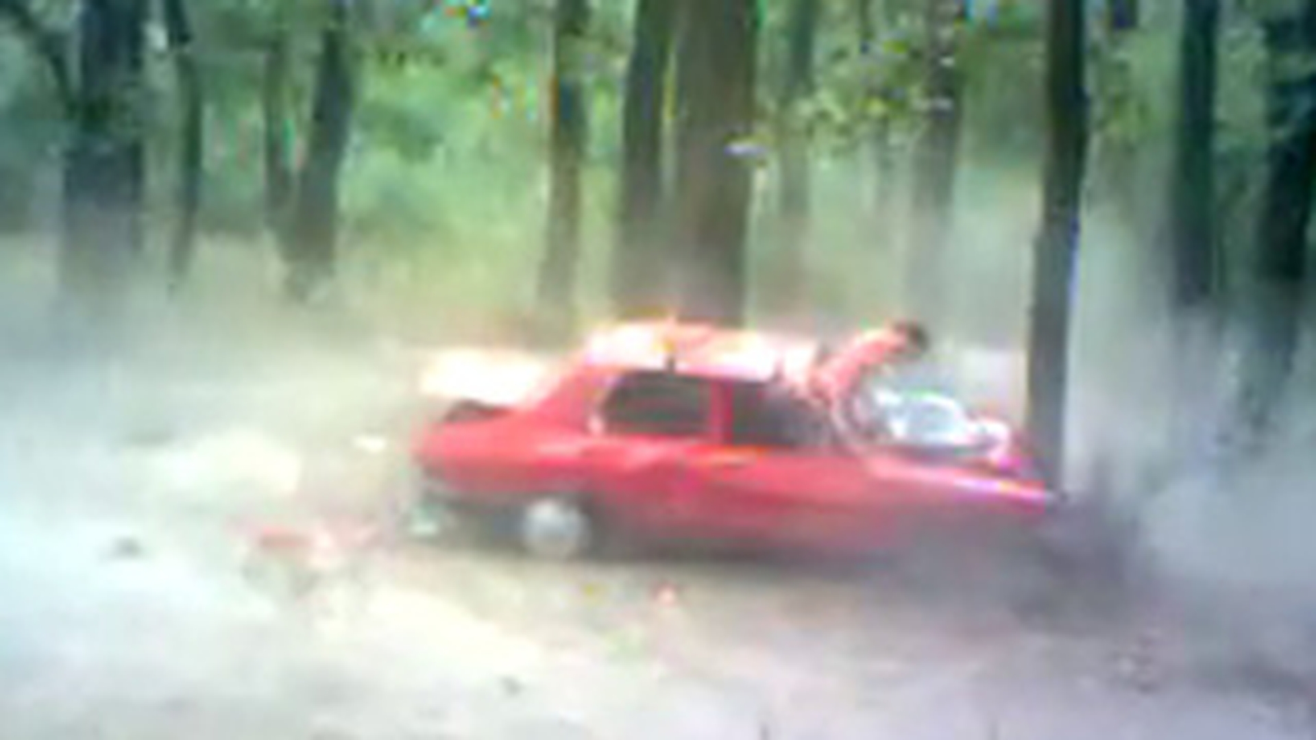 Prostia poate ucide! Cativa pustani au furat Dacia rablagita a parintilor si s-au dus cu ea in padure - Au facut-o zob intr-un copac, iar unul dintre ei a fost ranit grav - Imagini demente