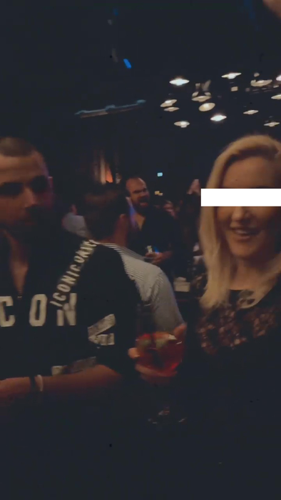 Alex Ashraf, tentativă nereușită de socializare cu o blondină