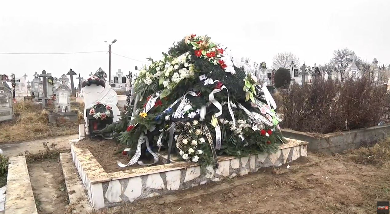 Imagini copleșitoare de la înmormântarea lui Dumitru Stroie. Ce mesaj au scris părinții cântărețului pe coroana de flori | FOTO & VIDEO