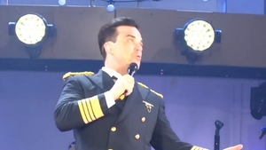 Scene de COSMAR la concertul lui Robbie Williams! Cantaretul a cazut de pe scena si a rupt mana unei femei! VIDEO