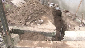 Descoperire macabră în Dâmbovița. Au găsit un schelet de om când săpau pentru rețeaua de apă