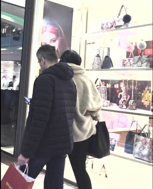 Tudor Muşat a fost un partener de shopping desăvârşit, chiar dacă a stat mai tot timpul cu ochii în telefon