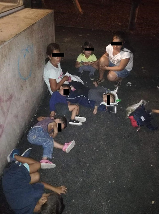 Cei cinci copii și mama lor dormeau pe asfalt, lângă o stație de metrou