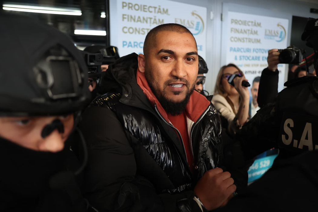 Dani Mocanu și Nando, aduși în cătușe la București! Primele imagini cu manelistul și fratele lui, de pe aeroportul Otopeni