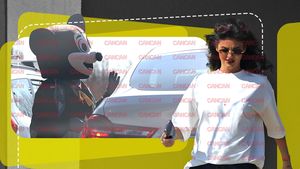 Apariție spectaculoasă a Ramonei Olaru: abia îi zărești fustița! Surpriză... Atacată de Mickey Mouse!