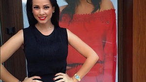 Disperată să aibă talie de viespe, Iuliana Luciu s-a deformat în Photoshop! Cum arată fosta asistentă TV în poza de care e tare mândră