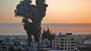 Israelul a pus la pământ, într-un atac, o clădire Hamas cu 10 etaje din Gaza. Palestininenii, ripostă cu o ploaie de rachete asupra Tel Avivului. FOTO&VIDEO