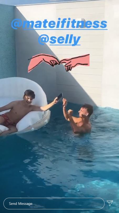 Râzi cu lacrimi! Ce comentariu i-a lăsat Codin Maticiuc lui Dorian Popa, după ce acesta s-a pozat în piscină de parcă merge pe apă ca Iisus! Răspunsul savuros al cântărețului
