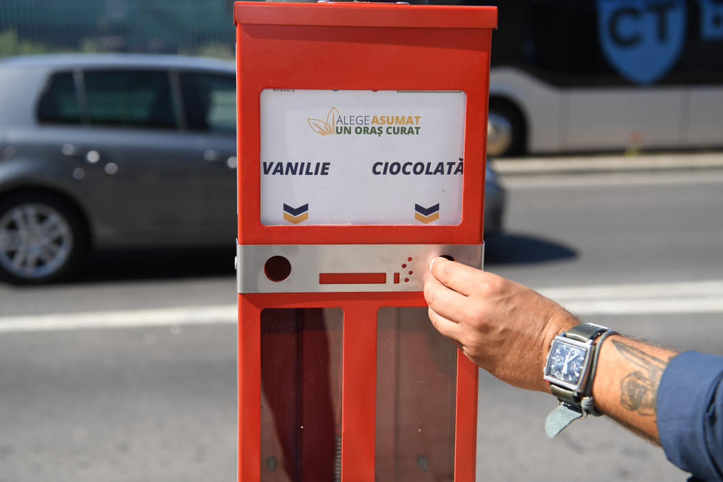 Campania ALEGE ASUMAT UN ORAȘ CURAT se lansează în Constanța! 200 de scrumiere stradale speciale invită fumătorii să aleagă protejarea mediului