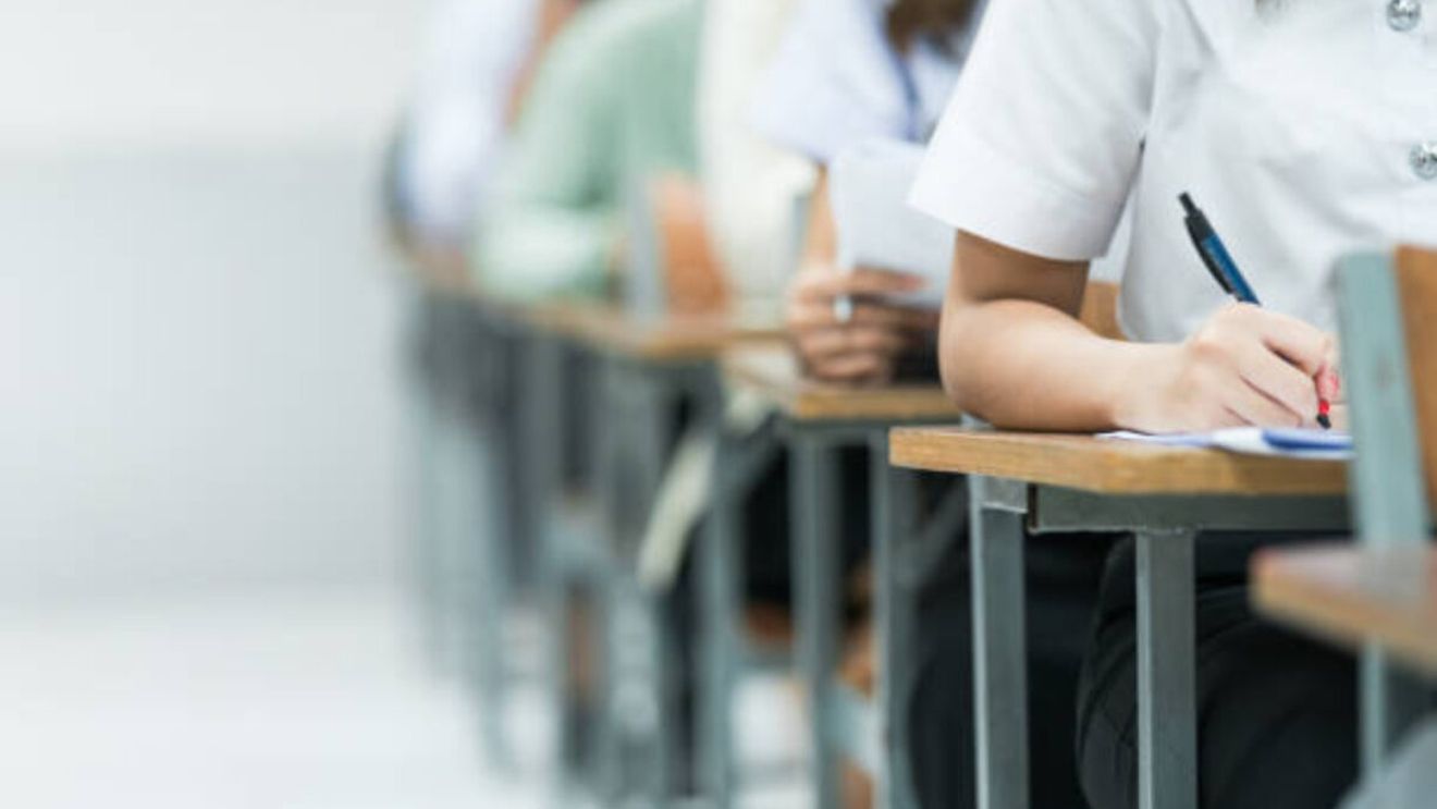 Ghinion teribil pentru un elev la Bacalaureat! A fost eliminat de la examen după ce a primit un mesaj RO-ALERT