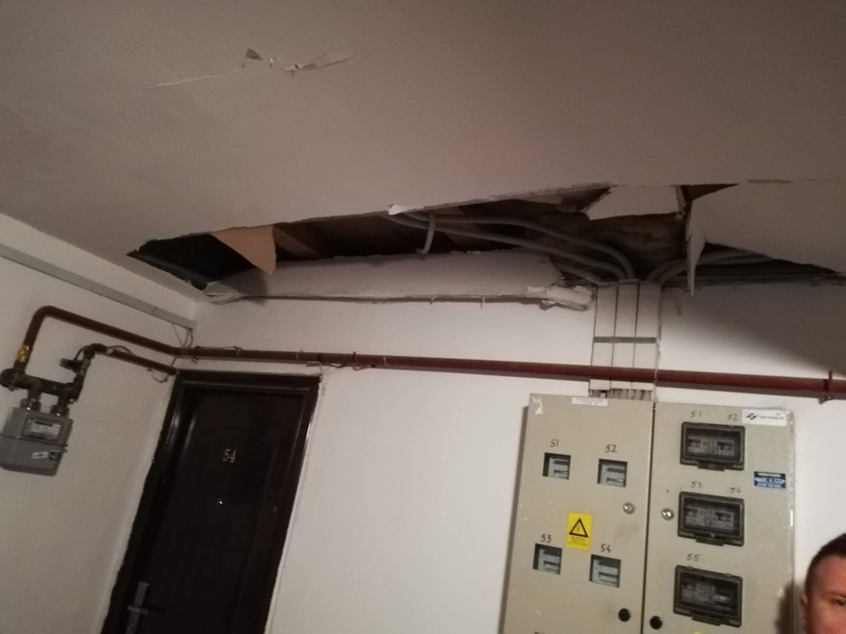 Explozie într-un bloc din Galați. O persoană a ajuns la spital și cinci apartamente au fost avariate