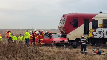 Accident violent lângă Timișoara! Traficul feroviar este blocat, după ce un tren a lovit o mașină