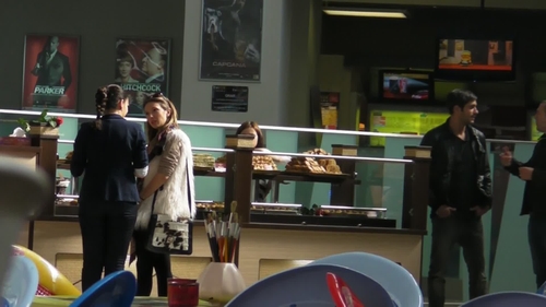 Adela Popescu pofteste, Radu Valcan plateste! Vezi aici cu s-a infruptat actrita, intr-un mall din Capitala!