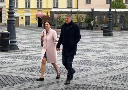 Carmen Iohannis a mai purtat acest palton acum câteva săptămâni.