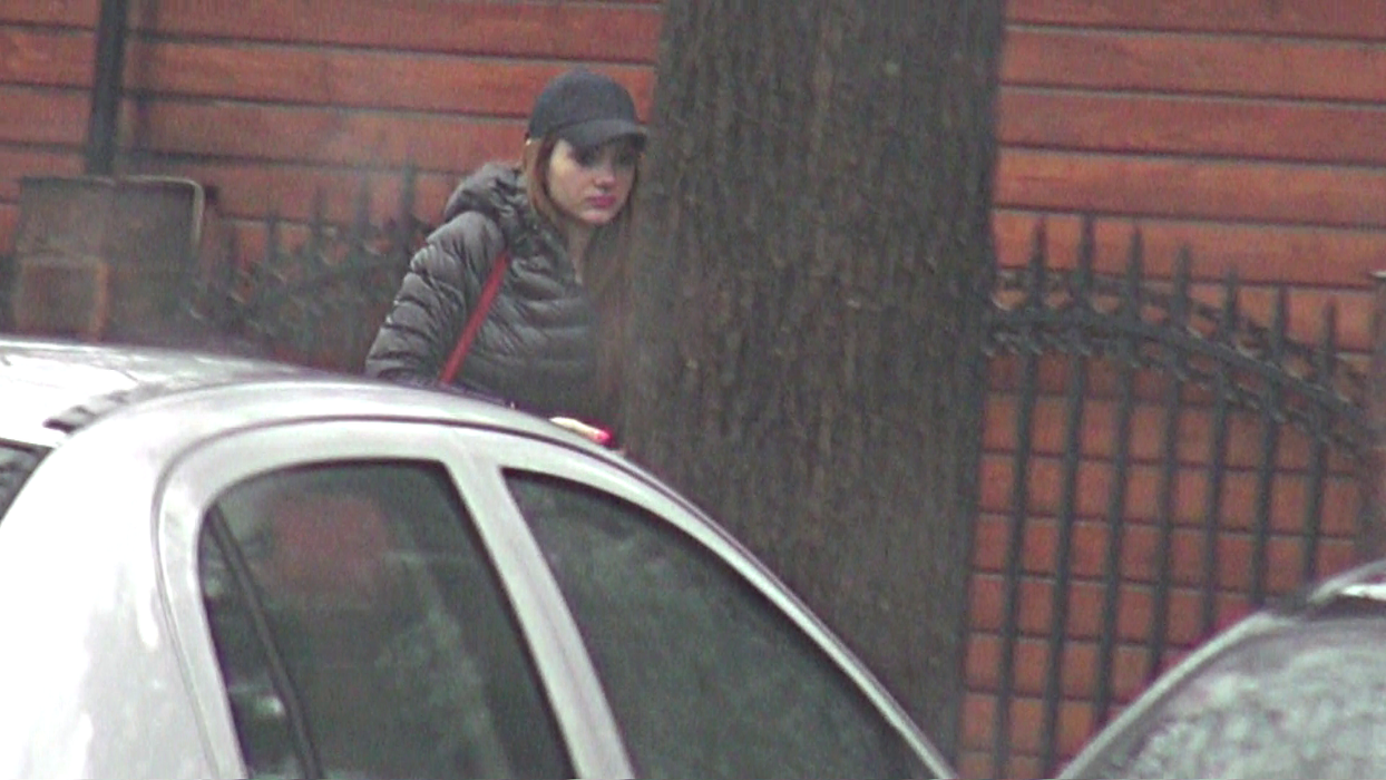 Gabriela Grosu a încercat să treacă neobservată, purtând o şapcă