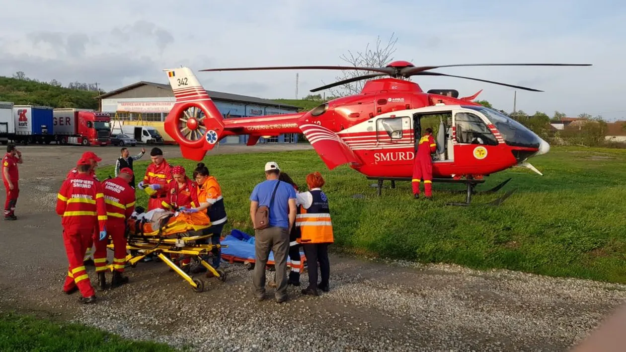 Fetiță de 4 ani în stare gravă după ce poarta metalică a căzut peste ea. Poliția anchetează