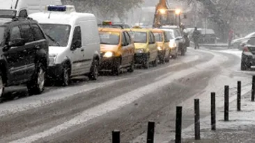 Pe soselele din Bucuresti se circula bara la bara din cauza zapezii! Si in tara e jale: Autostrada A1 a fost blocata pe un sens! Crezi ca autoritatile si-au facut datoria bine?