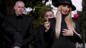 Anamaria Prodan și-a aruncat verigheta în sicriu. Mesaj cu subînțeles pentru Laurențiu Reghecampf