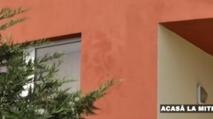 Pelerinaj la vila lui Mitea! Pe casa sa a aparut chipul lui Isus, iar de atunci, fetele vor sa vada miracolul!