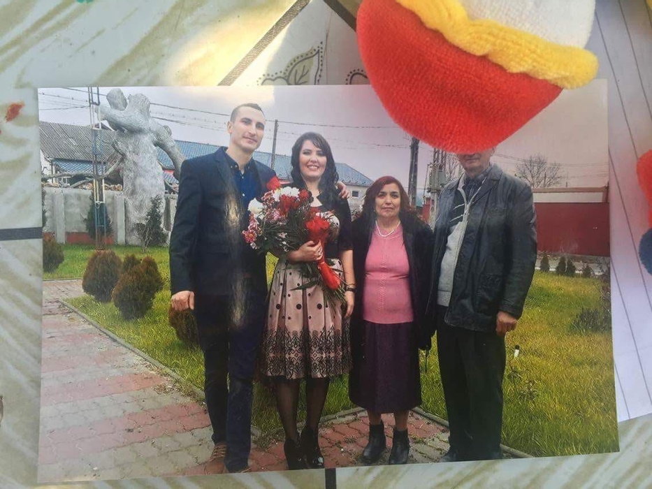 Oana şi Ionuţ, alături de părinţii băiatului