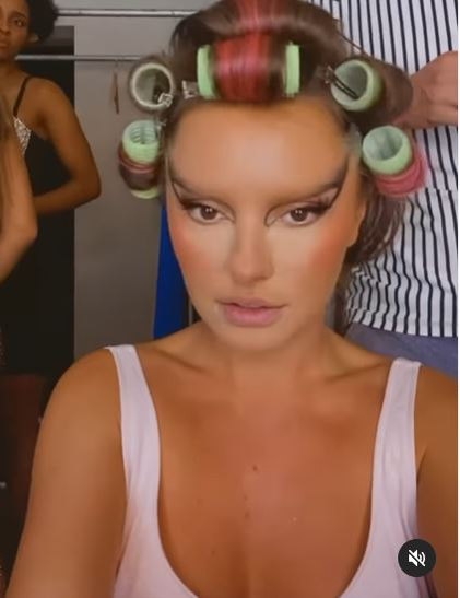 Alexandra Stan și-a făcut o nouă schimbare de look, dar a fost taxată imediat de un internaut: ”Fă muzică, nu scandal!”