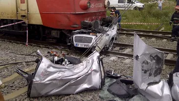 IMAGINI INFIORATOARE! Cum arata masina lui Nae Nicolae dupa ce a fost lovita in plin de o locomotiva!