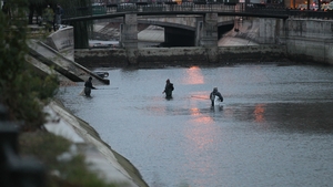Cei mai impatimiti pescari din Bucuresti! Au intrat in Dambovita si au aruncat plasa chiar langa Camera de Comert