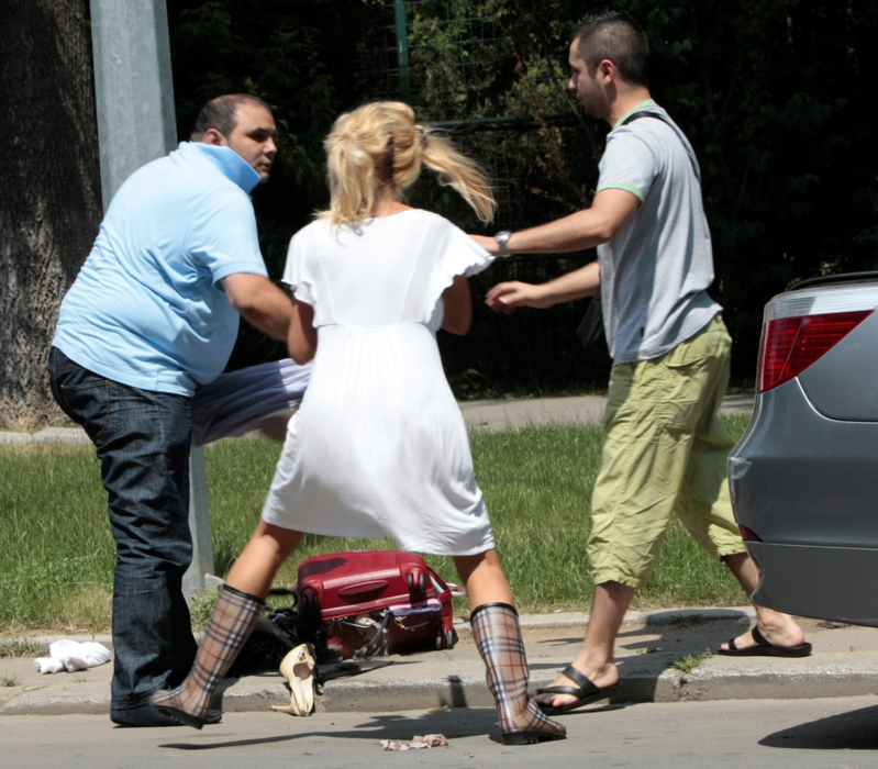 Daniela Crudu nu e singura! Încă o vedetă de la noi, ruptă cu bătaia de iubit