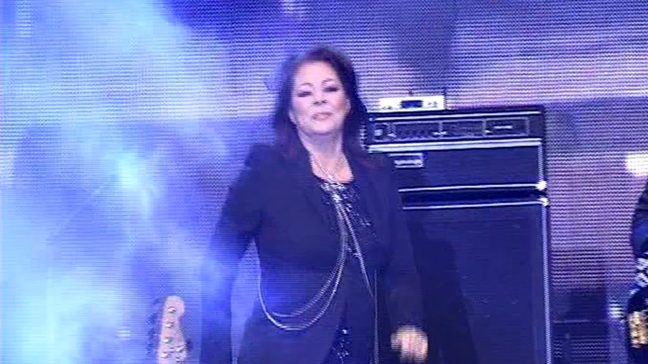 S-A FACUT DE RAS! Sandra a cazut pe scena in timpul concertului de 1 Decembrie de la Suceava