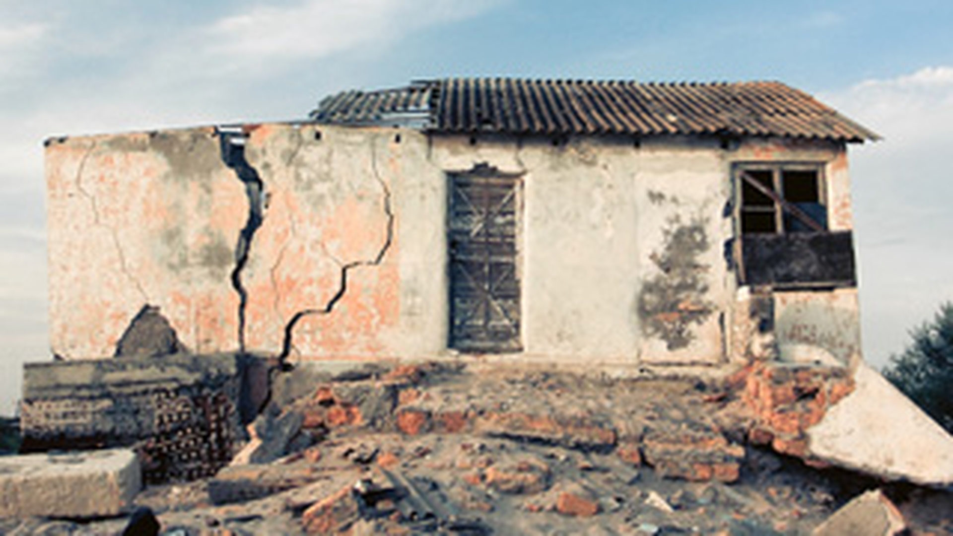 Doua case au fost avariate de o tornada in Serbia