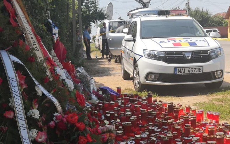 Imagine din fața curții lui Gheorghe Dincă