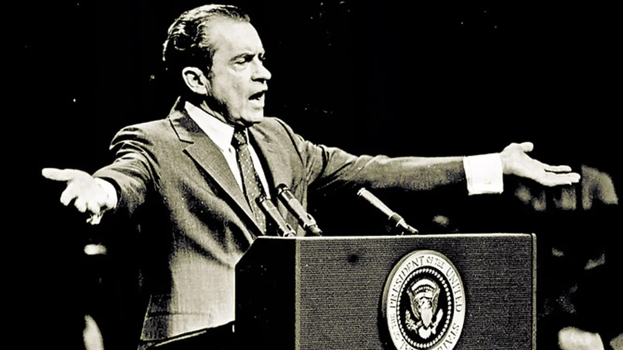 Richard Nixon, presedintele homosexual casatorit de fatada!  Invatat de consilier cum sa-si sarute nevasta