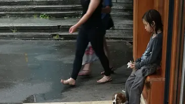 O fetiță din Iași cerșește până la miezul nopții apă și mâncare! Povestea ei i-a înduioșat pe oameni: „E un copil cu potențial!”