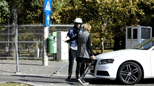VIDEO EXCLUSIV. Prinţesa sprâncenelor & Perversul de la grădiniţă s-au certat în stradă, iar noi am filmat ”fight-ul”!