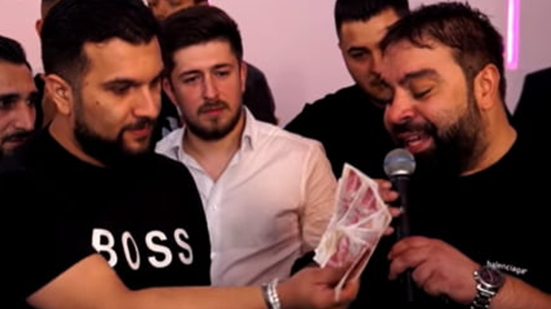 Un bărbat i-a dat lui Tzancă Uraganu bani falși pentru dedicații. Cum a reacționat manelistul când și-a dat seama
