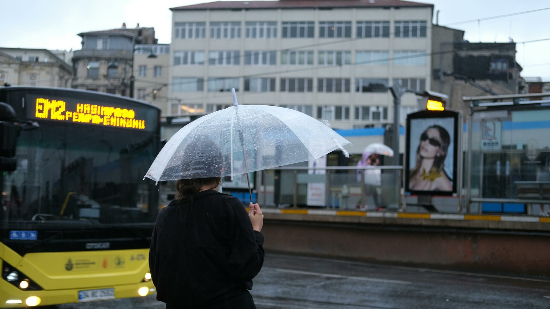 Prognoza meteo azi, 16 mai 2026. Furtuni violente lovesc Oltenia! Meteorologii anunță ploi torențiale și risc de grindină în următoarele ore