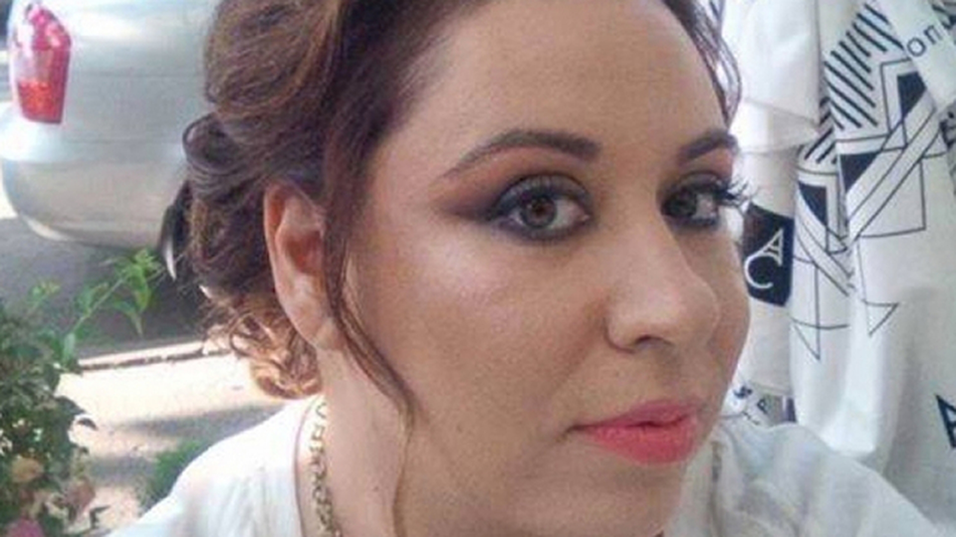 Barbatul s-a dat jos din masina, iar fiica fostului premier a “sarit” pe el. Oana Roman l-a pupat de mama focului pentru ASTA