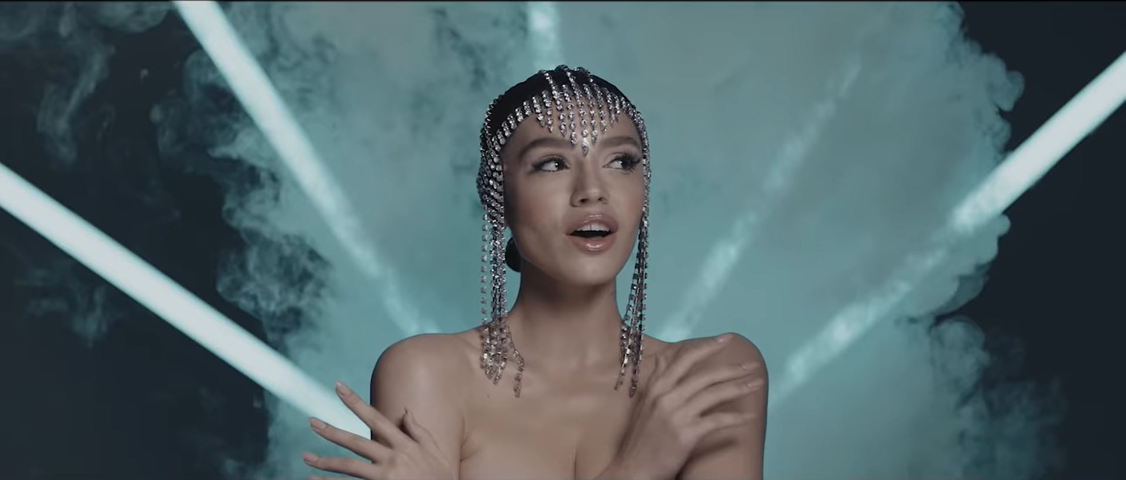 Karmen și-a lansat noua melodie în colaborare cu tatăl ei, Adrian Minune! Artista a fost dur criticată pentru celebra manea