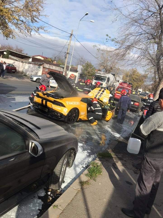 Lamborghini în flăcări (sursa foto - grup public Facebook)