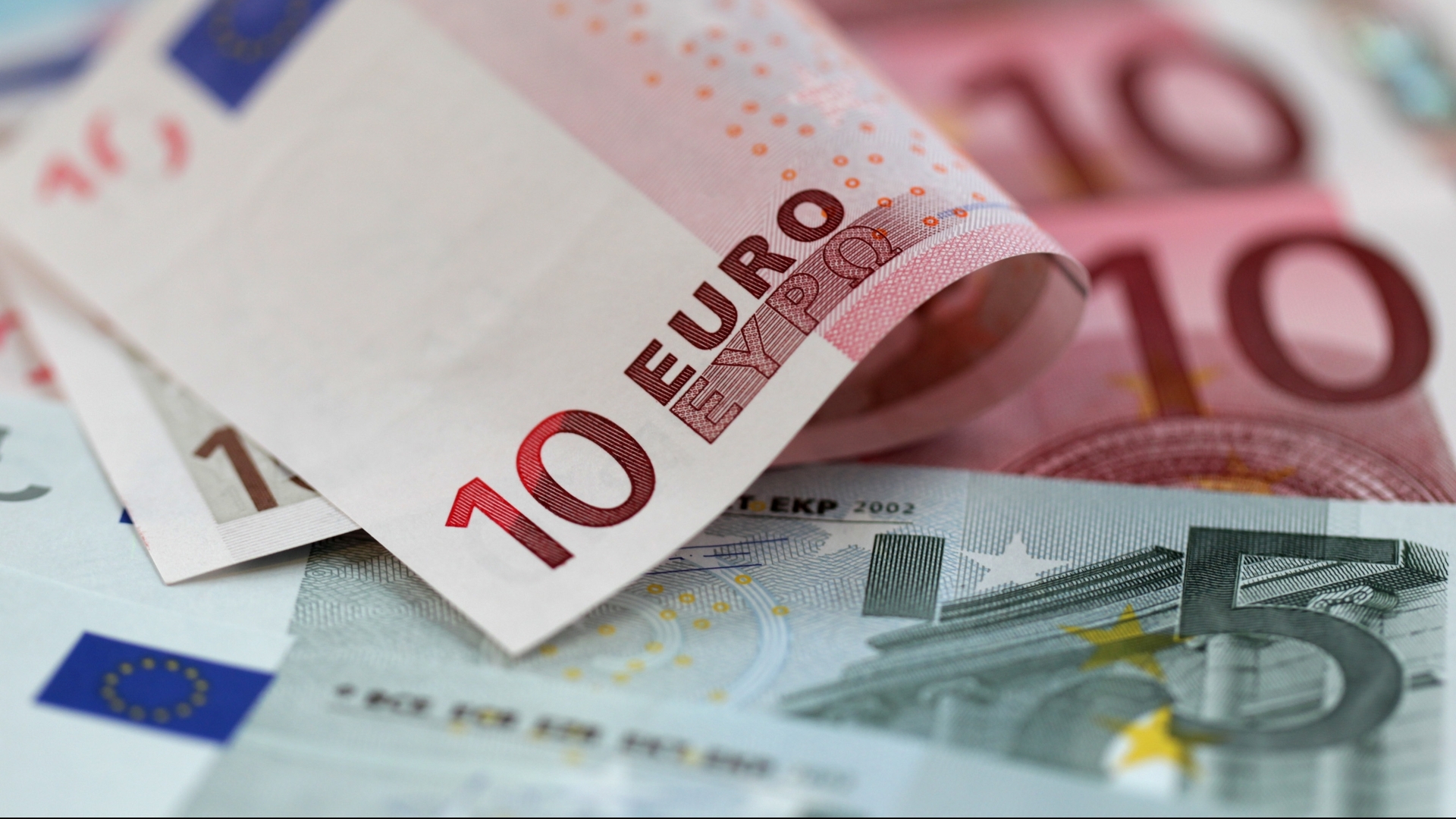 Curs BNR 13 noiembrie. Vești proaste pentru români, leul primește încă o lovitură