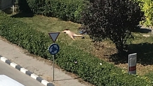 O tânără a fost amendată după ce a fost prinsă făcând plajă în fața unei instituții din Giurgiu! Jandarmeria a făcut publică imaginea