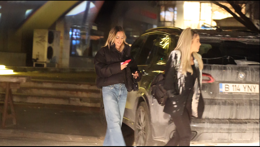Alexandra Stan butonează telefonul, după retragerea din restaurant (Foto: CANCAN.RO)