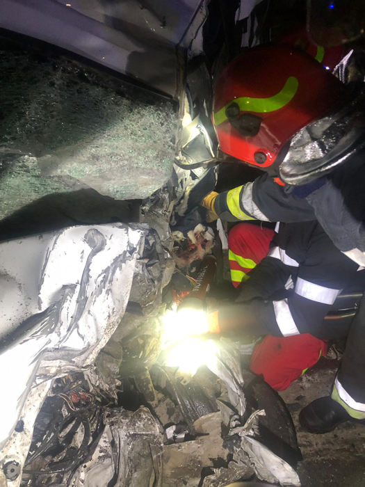 Accident mortal în Prahova, unde un TIR, o autoutilitară și 2 mașini s-au ciocnit! După impact, a urmat un incendiu