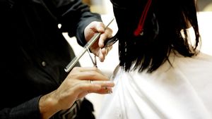 O tânără din Iași a mers la salon pentru a se tunde și vopsi, dar când a ajuns acasă a avut un șoc: ”Arătam ca o mătură veche de 20 de ani”