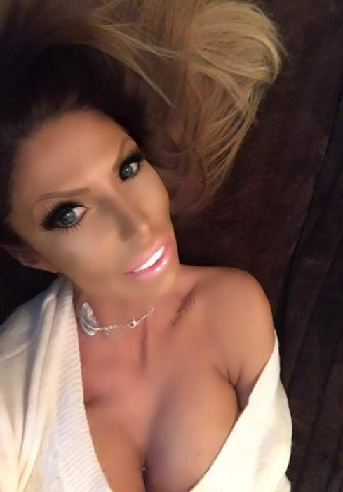 ”Prinţesa îngheţatei” nu a renunţat la solar şi nici la pozatul sexy