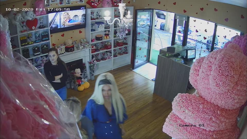 Nepoata soților Năstase a fost acuzată de furt de o florărie renumită