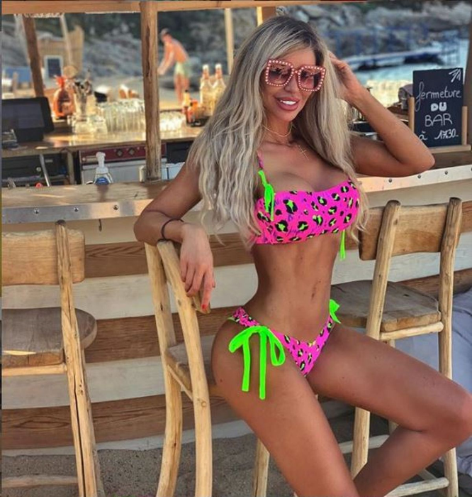 Bianca Drăgușanu, fotografiată într-un costum de baie minuscul la mare. Detaliul intim observat de toată lumea